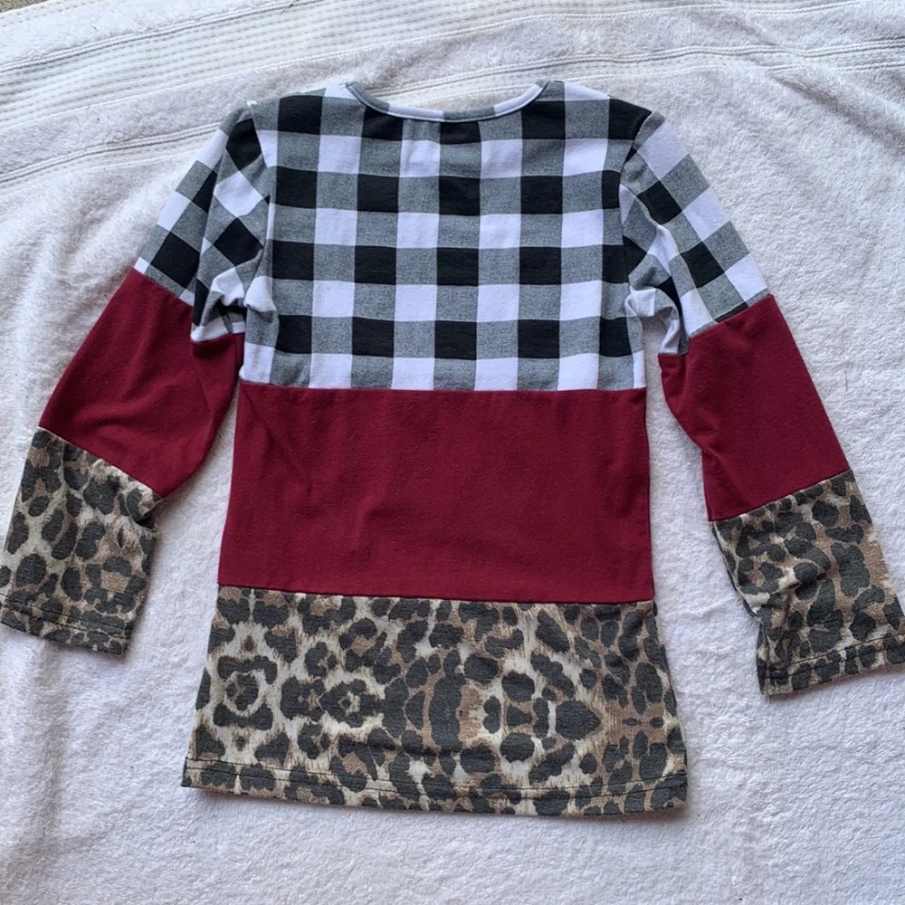 Girls long sleeve top. Size XL. (Fits like a 5/6).